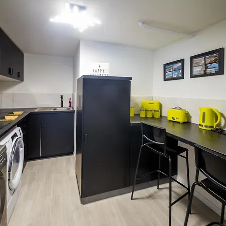 Paul I Tracey Apartman *