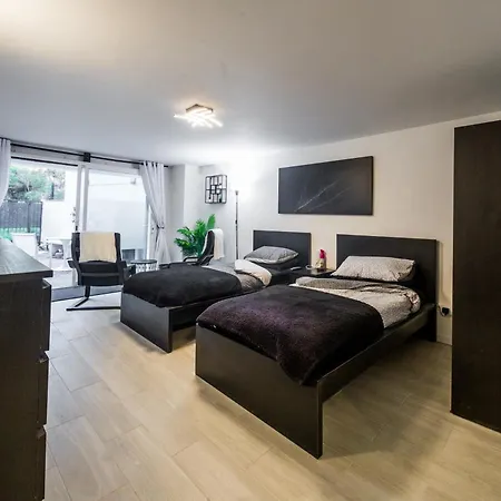 Paul I Tracey Apartmán